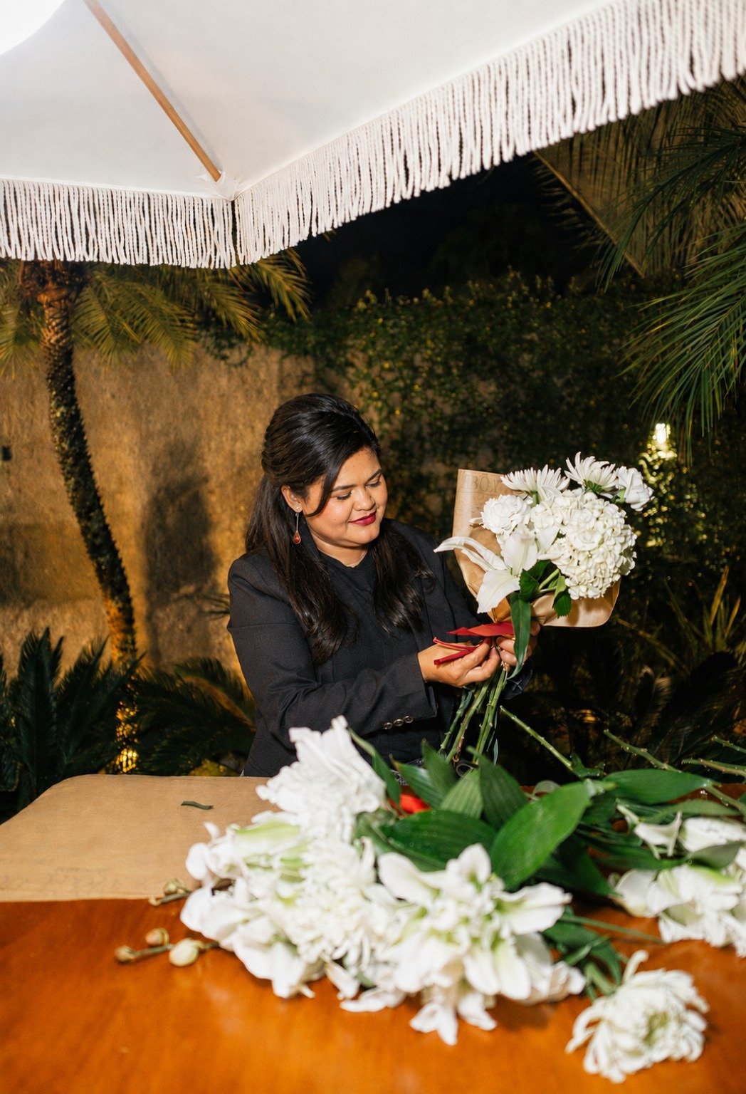 Vanessa Florista criando buquê de noiva autoral no ateliê Efeito Bouquet em Belo Horizonte